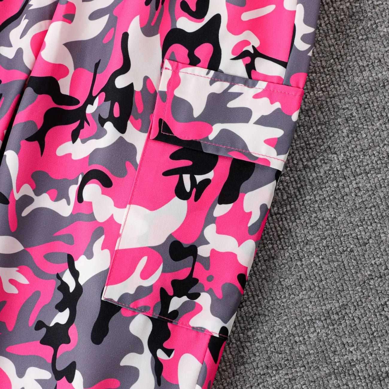 Figure Print Short-sleeve Tee and Camouflage Pants Set - Kids Girl (2Pcs) - Novo Kids