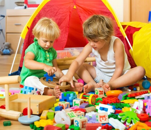files/children-playing-with-toys_1398-499.jpg