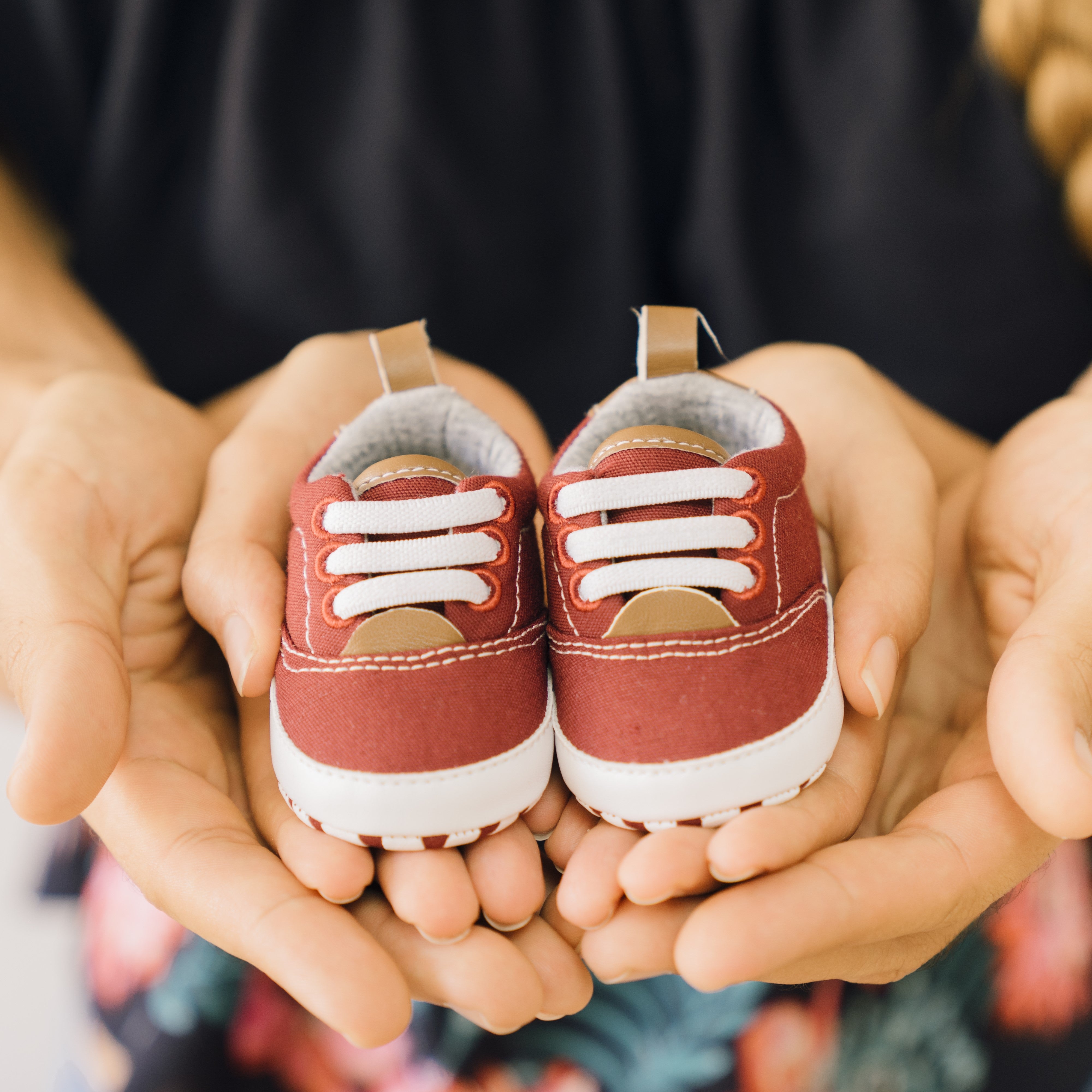 files/newborn-concept-with-couple-holding-shoes-hands.jpg
