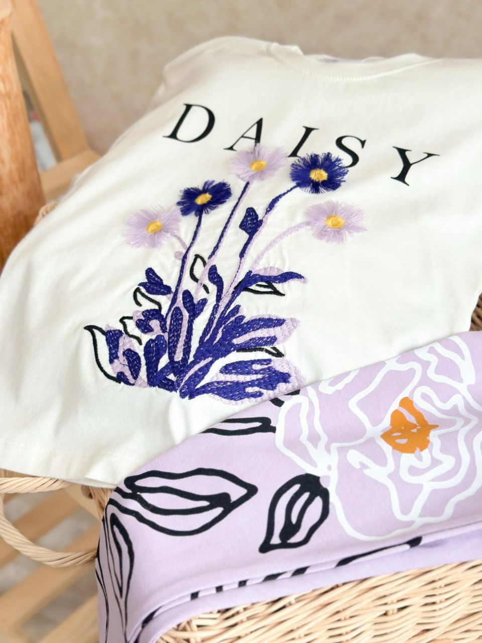 طقم تي شيرت وبنطال ضيق مطرز بنقشة ديزي للبنات - أطفال بنات