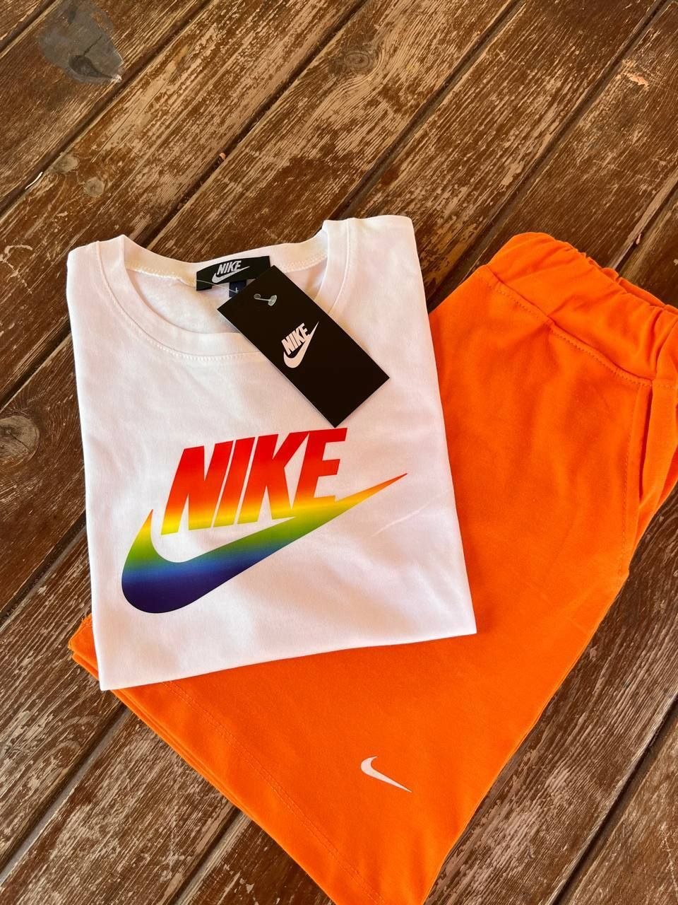 Nike Kids Gradient Logo White T-Shirt and Shorts Set – Kids Boys/Girls (Ages 3 to 12)